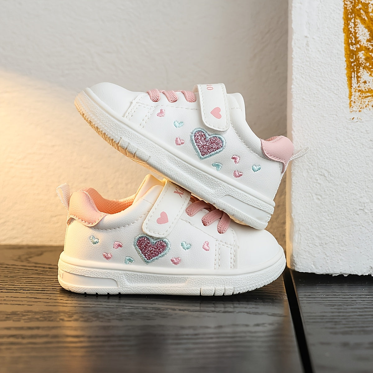 Tênis Infantil Feminino Solado Macio Velcro Estampa Coração Glitter Branco Numeração 18 ao 24