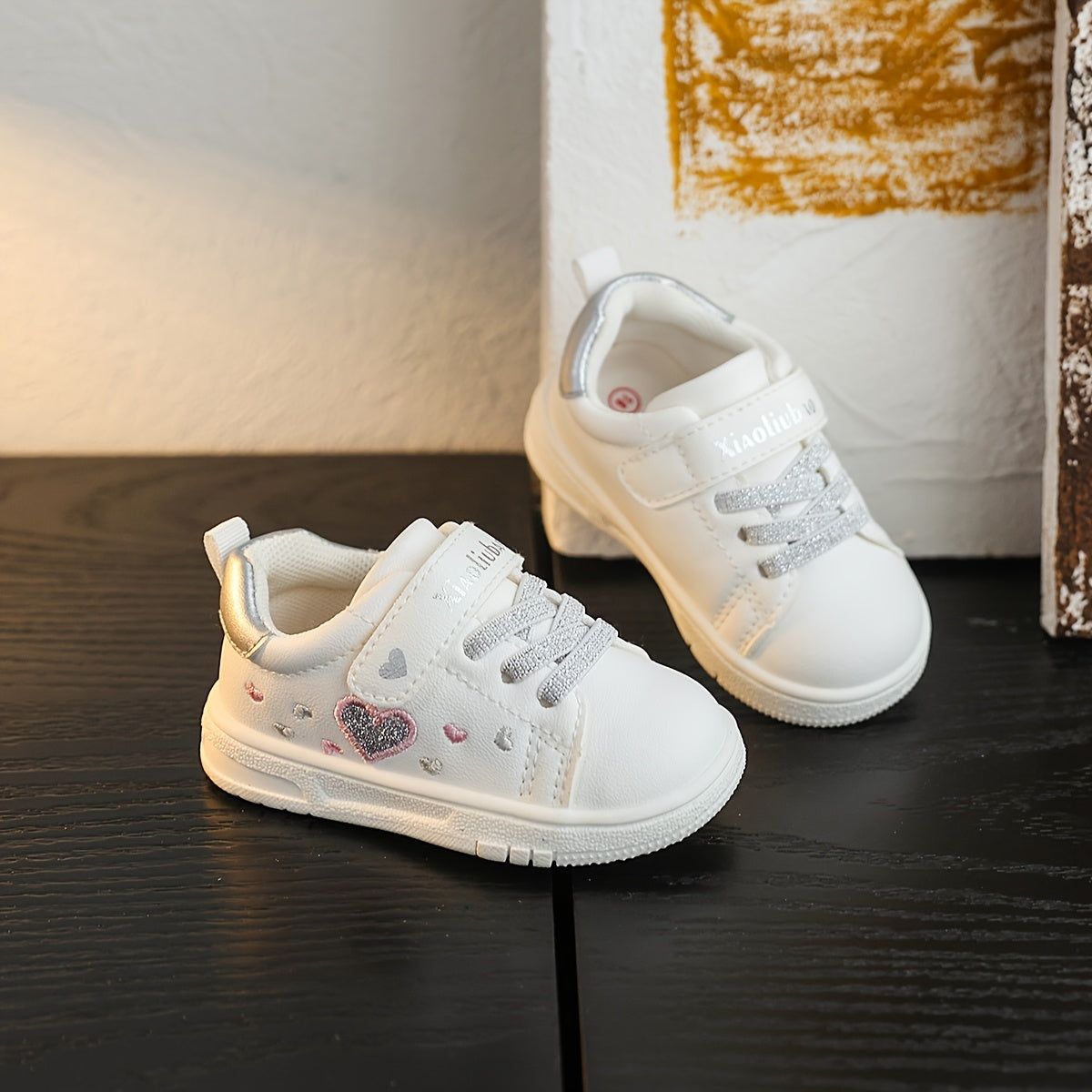 Tênis Infantil Feminino Solado Macio Velcro Estampa Coração Glitter Branco Numeração 18 ao 24