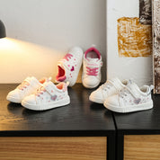 Tênis Infantil Feminino Solado Macio Velcro Estampa Coração Glitter Branco Numeração 18 ao 24