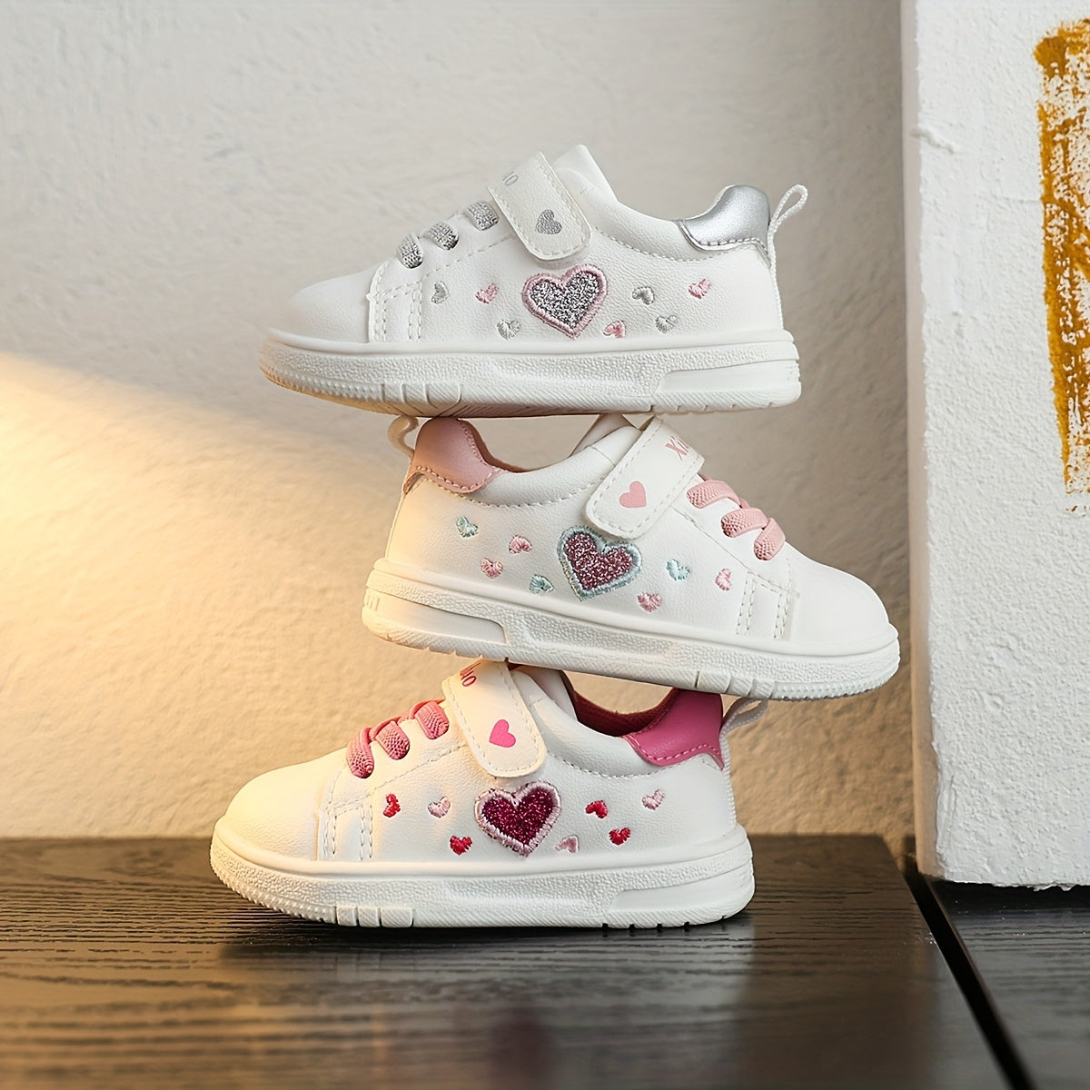 Tênis Infantil Feminino Solado Macio Velcro Estampa Coração Glitter Branco Numeração 18 ao 24