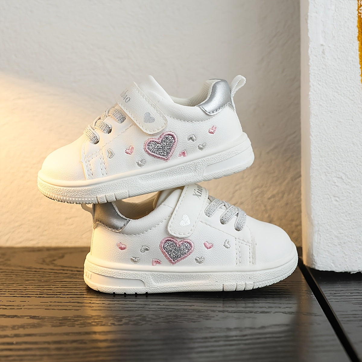 Tênis Infantil Feminino Solado Macio Velcro Estampa Coração Glitter Branco Numeração 18 ao 24