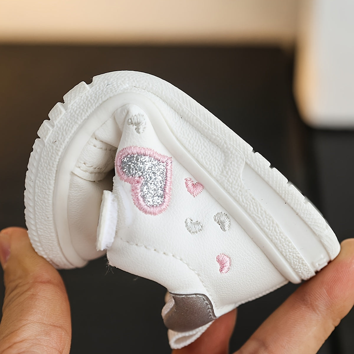 Tênis Infantil Feminino Solado Macio Velcro Estampa Coração Glitter Branco Numeração 18 ao 24