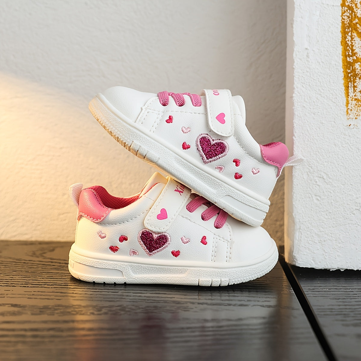 Tênis Infantil Feminino Solado Macio Velcro Estampa Coração Glitter Branco Numeração 18 ao 24