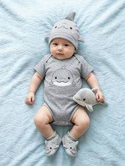 Body Bebê Menino Manga Curta Estampa Tubarão Malha Kit 3 Peças com Gorro e Pantufa Cinza 0 aos 12 Meses — foto 1