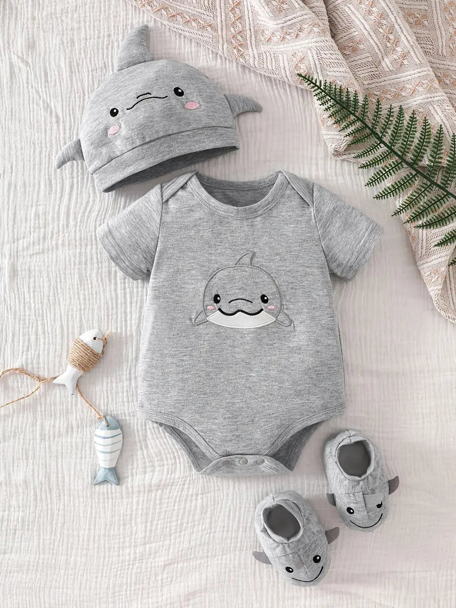 Body Bebê Menino Manga Curta Estampa Tubarão Malha Kit 3 Peças com Gorro e Pantufa Cinza 0 aos 12 Meses — foto 2