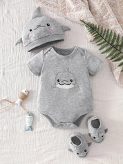 Body Bebê Menino Manga Curta Estampa Tubarão Malha Kit 3 Peças com Gorro e Pantufa Cinza 0 aos 12 Meses — foto 2