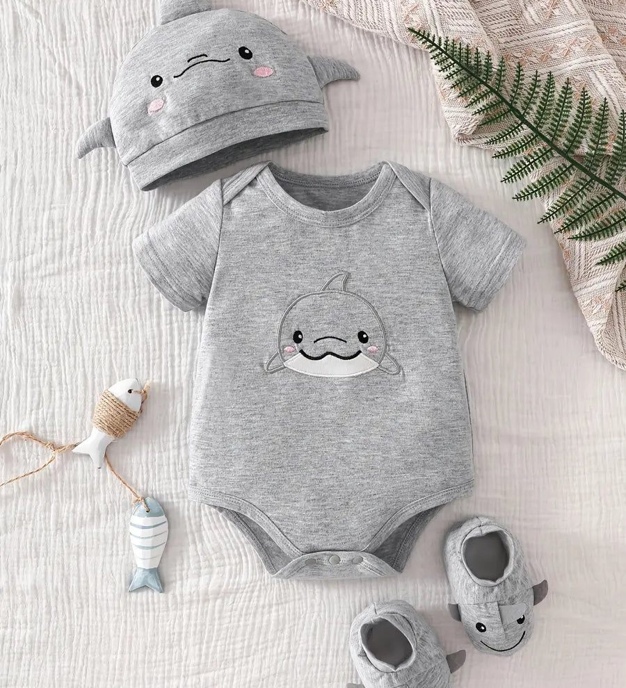 Body Bebê Menino Manga Curta Estampa Tubarão Malha Kit 3 Peças com Gorro e Pantufa Cinza 0 aos 12 Meses — foto 2