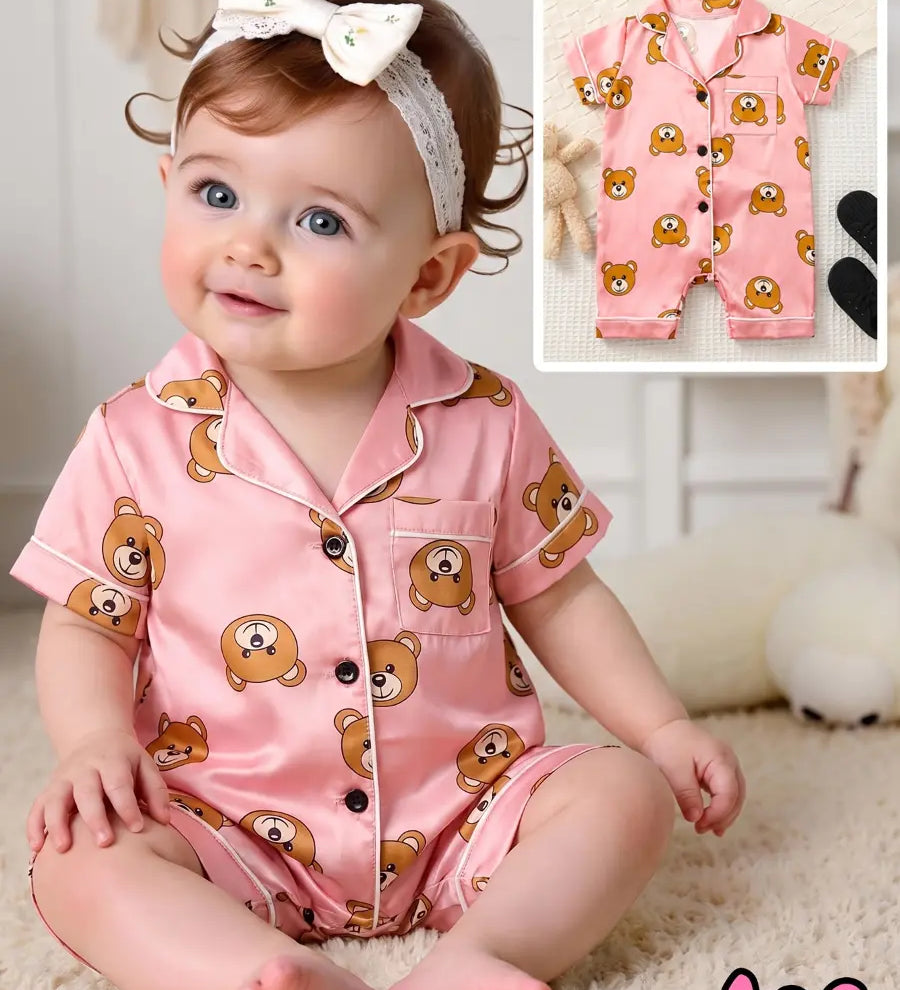 Macacão Pijama Bebê Manga Curta Estampa de Urso Cetim Rosa Botões 3 aos 24 Meses — foto 1