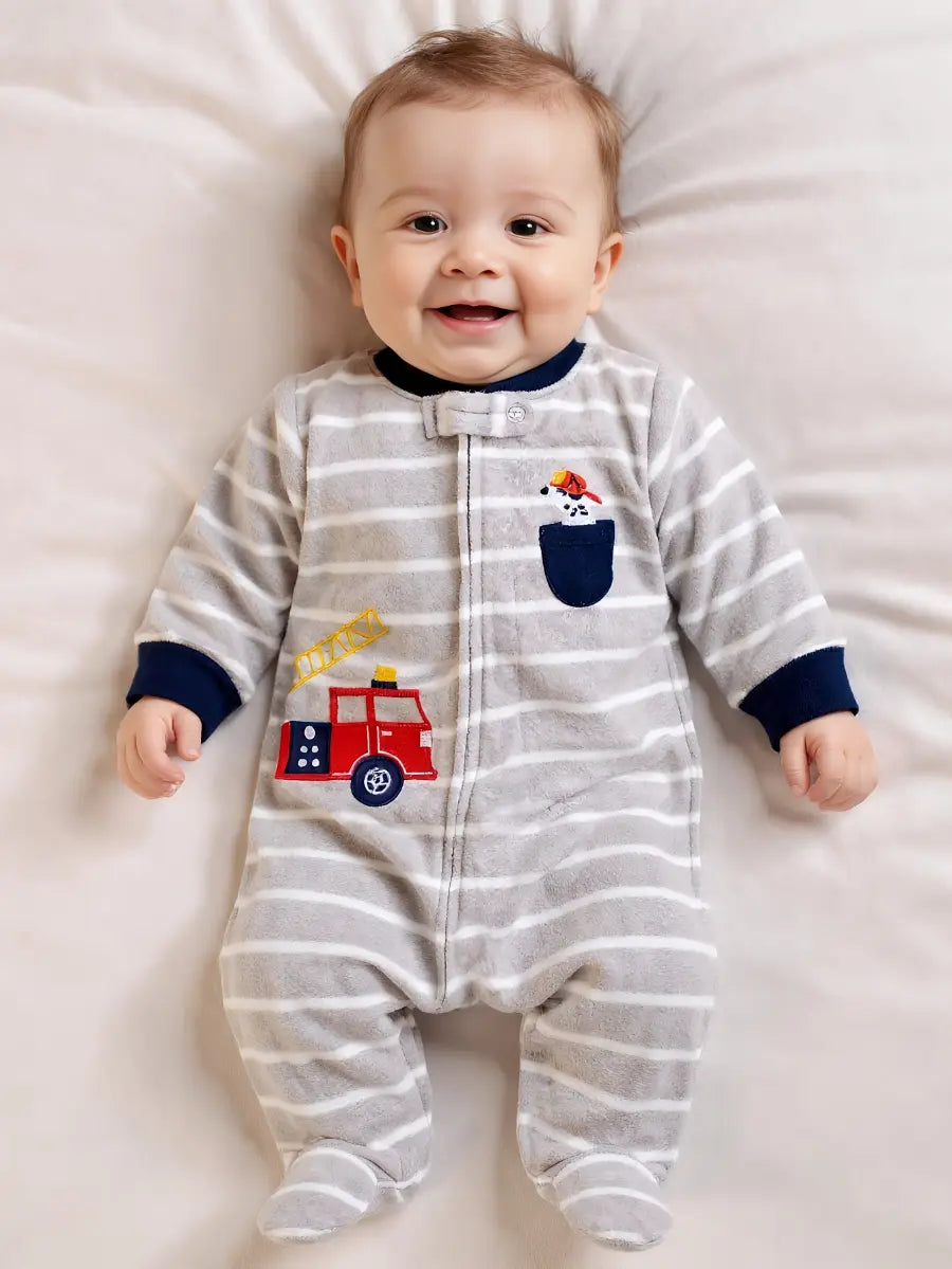 Macacão Bebê Menino Pijama com Pé e Zíper Fleece Listrado Bordado Caminhão de Bombeiro 0 a 9 Meses — foto 1