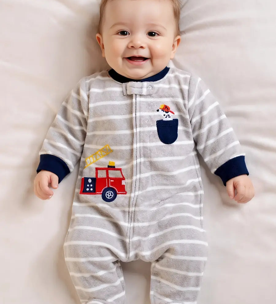 Macacão Bebê Menino Pijama com Pé e Zíper Fleece Listrado Bordado Caminhão de Bombeiro 0 a 9 Meses — foto 1