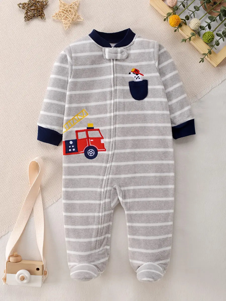 Macacão Bebê Menino Pijama com Pé e Zíper Fleece Listrado Bordado Caminhão de Bombeiro 0 a 9 Meses — foto 2