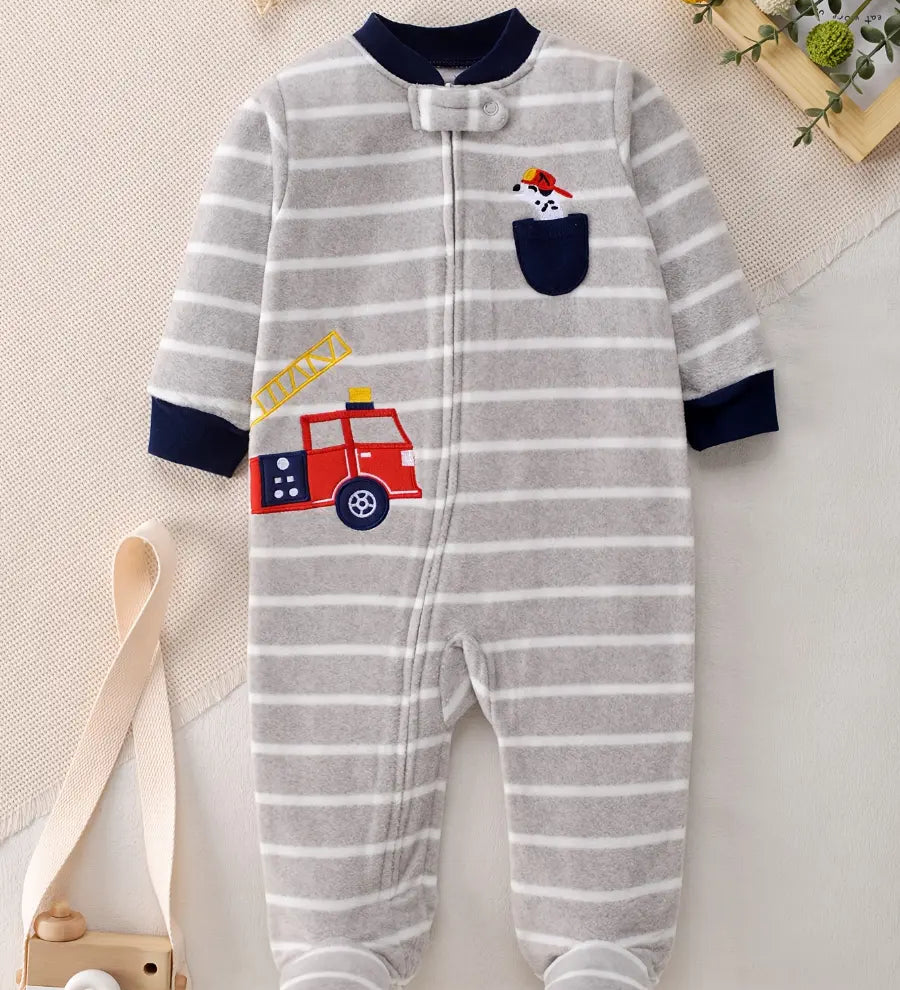 Macacão Bebê Menino Pijama com Pé e Zíper Fleece Listrado Bordado Caminhão de Bombeiro 0 a 9 Meses — foto 2