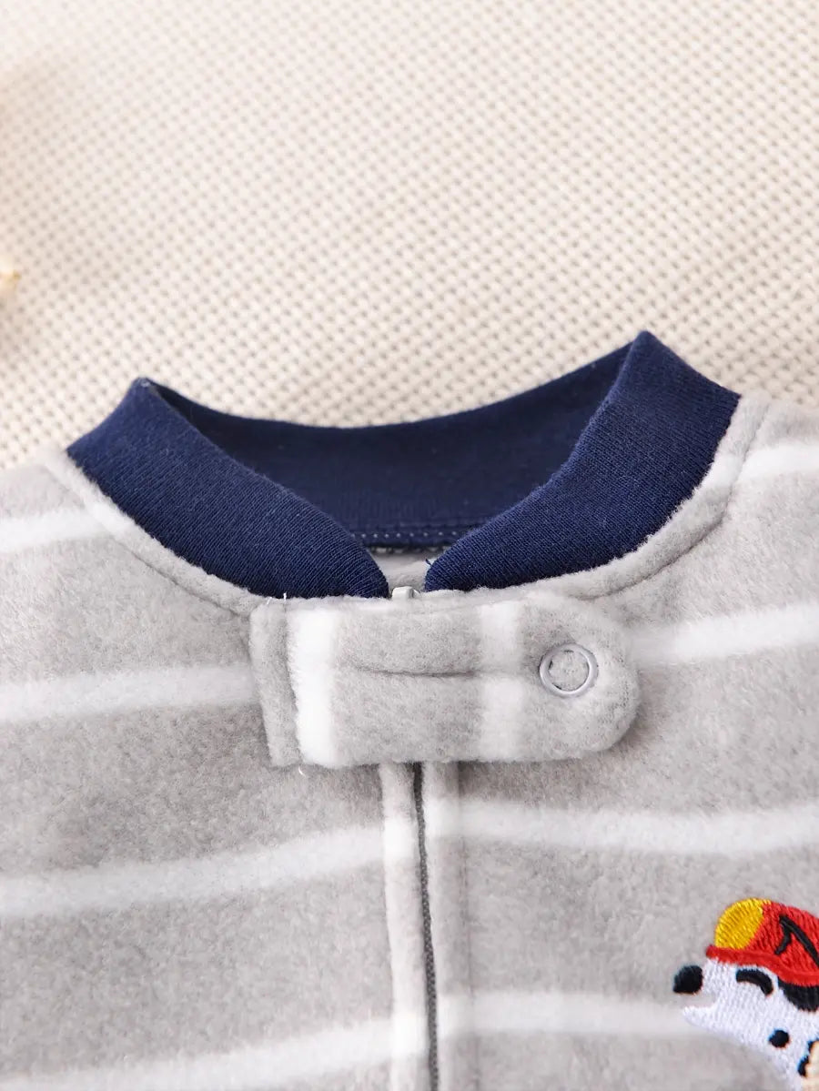 Macacão Bebê Menino Pijama com Pé e Zíper Fleece Listrado Bordado Caminhão de Bombeiro 0 a 9 Meses — foto 5