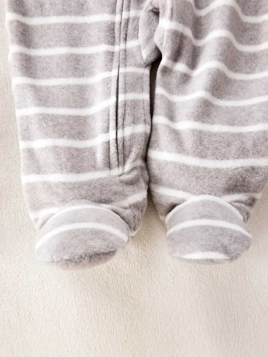 Macacão Bebê Menino Pijama com Pé e Zíper Fleece Listrado Bordado Caminhão de Bombeiro 0 a 9 Meses — foto 8